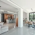 Drallos Luxury Villa *