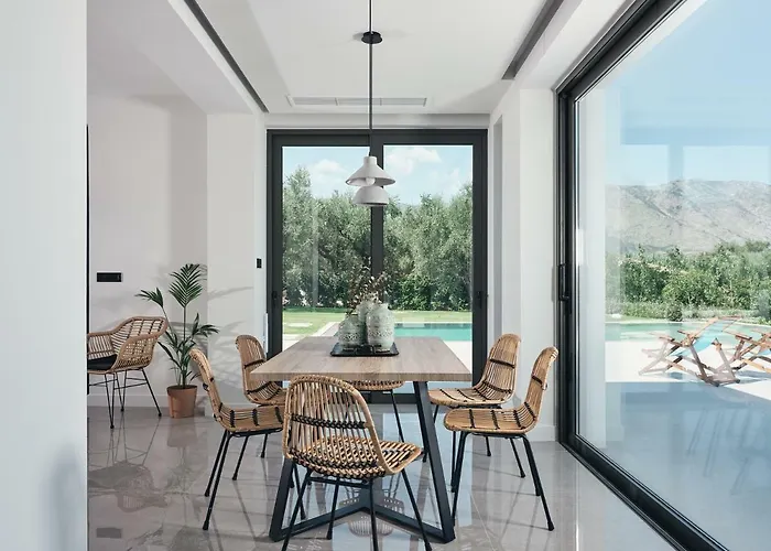 Drallos Luxury - Private Heated Pool & Large Groups, By Zantewize Аликанас