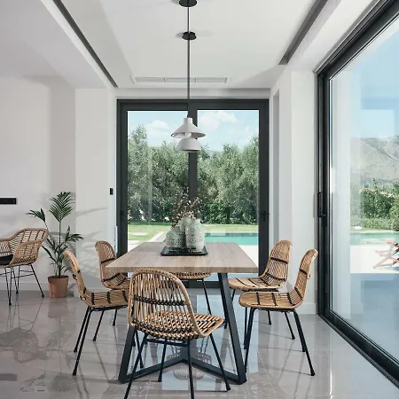 Drallos Luxury - Private Heated Pool & Sleeps 15, By Zantewize Alykanas (Zakynthos)