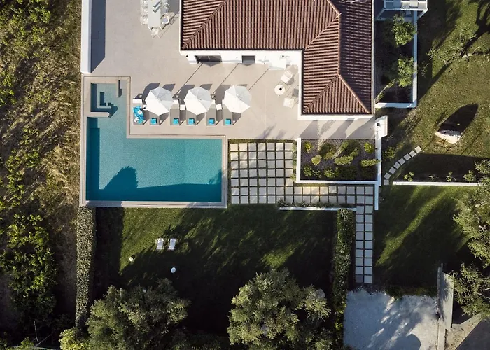 Drallos Luxury - Private Heated Pool & Large Groups, By Zantewize *