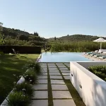 빌라 Drallos Luxury Villa - Private Heated Pool & Sleeps 15, By Zantewize *