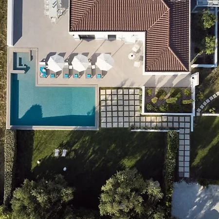 Drallos Luxury - Private Heated Pool & Large Groups, By Zantewize *