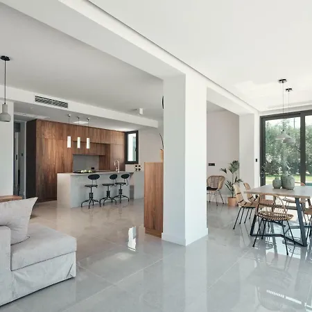 Drallos Luxury - Private Heated Pool & Large Groups, By Zantewize *